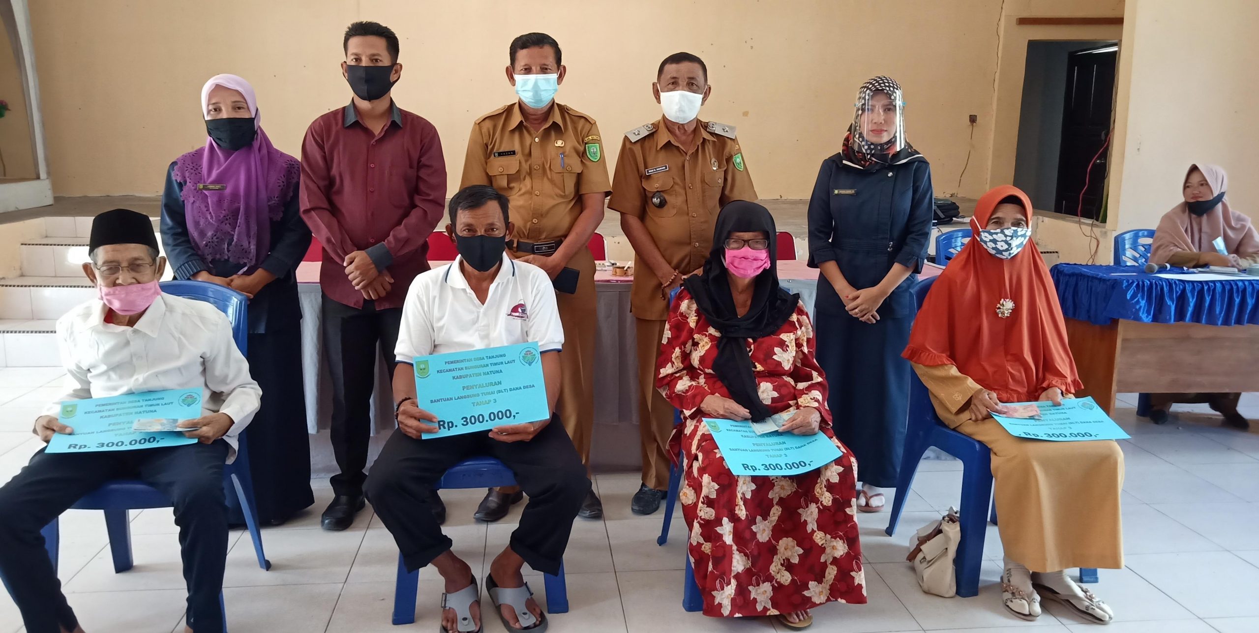 Kades Foto Bersama KPM Penyaluran BLT Tahap 3