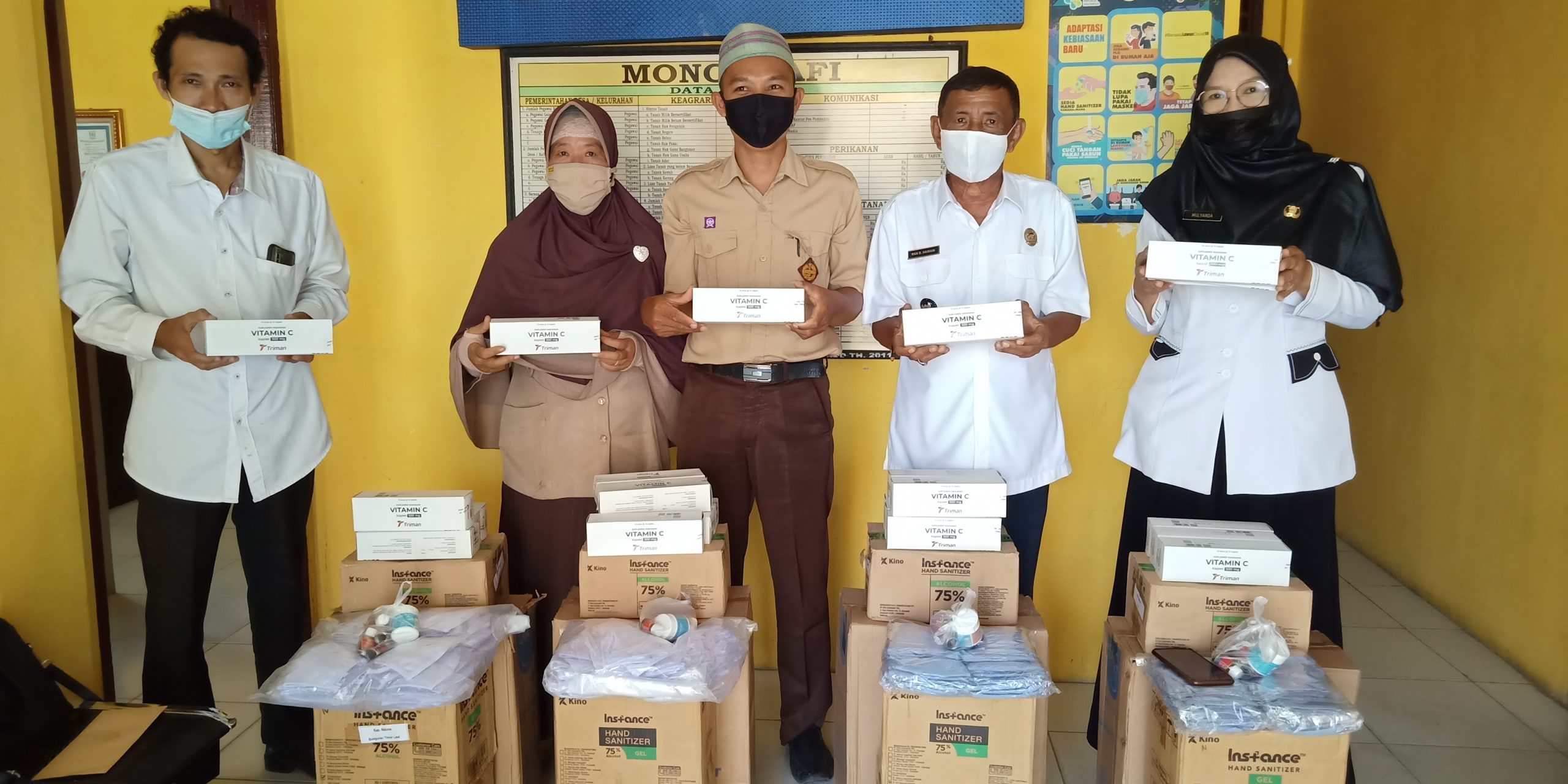 ( Kades Tanjung, Wan Budjang Hairani foto bersama Kepala sekolah pada saat penyerahan alat kesehatan. foto/Ari ))