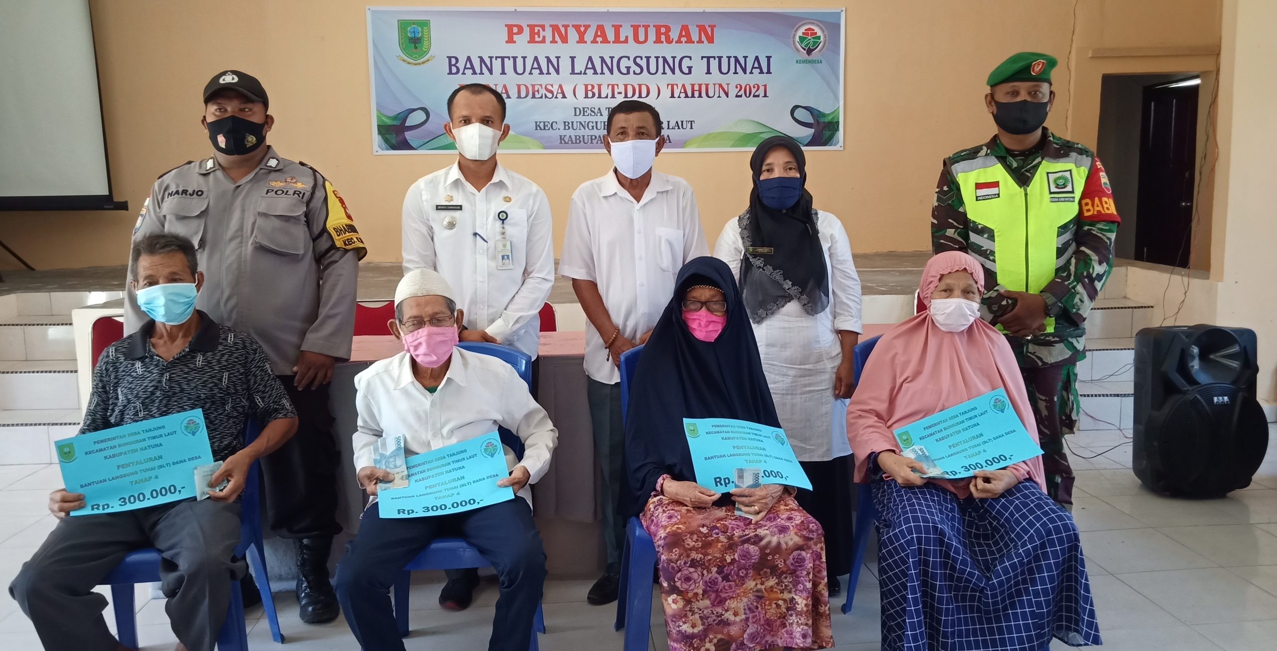 Penyaluran BLT-DD Tahap IV di Balai Kantor Desa Tanjung Kec. Bunguran Timur Laut Kab. Natuna, Rabu 28 April 2021.